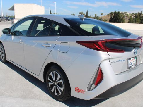 Used 2018 Toyota Prius Prime Premium FWD image 6