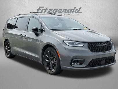 Used 2025 Chrysler Pacifica Limited