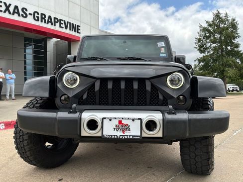 Used 2013 Jeep Wrangler Unlimited Sahara AWD/4WD image 3