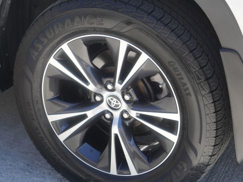 Used 2019 Toyota Highlander LE AWD/4WD image 22