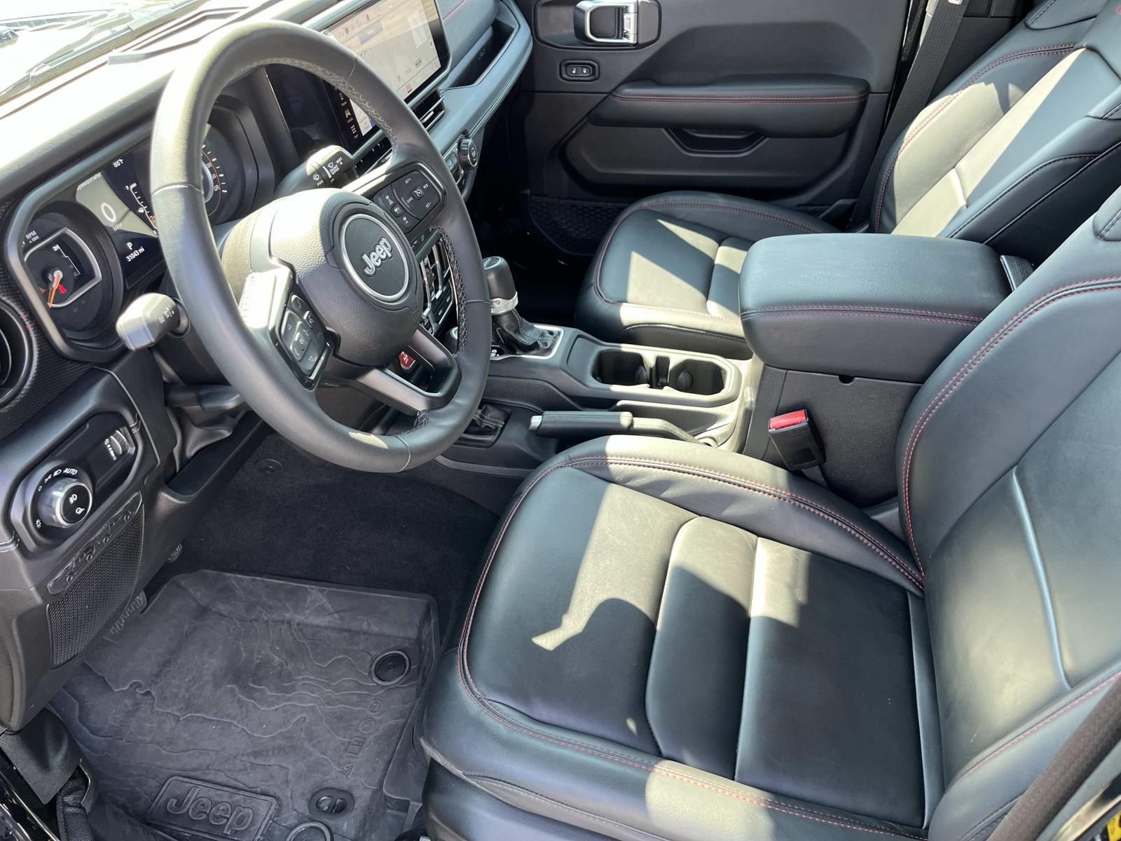 Used 2025 Jeep Gladiator Rubicon w/ Convenience Group AWD/4WD image 26