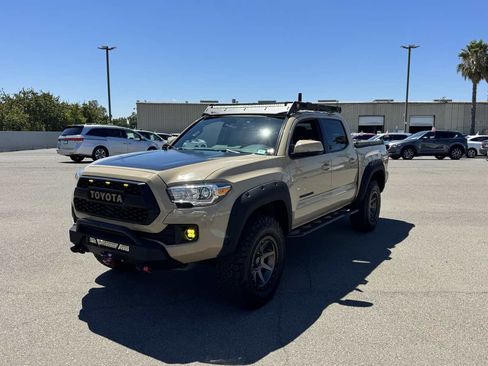 Used 2018 Toyota Tacoma TRD Off-Road w/ Technology Package AWD/4WD image 5