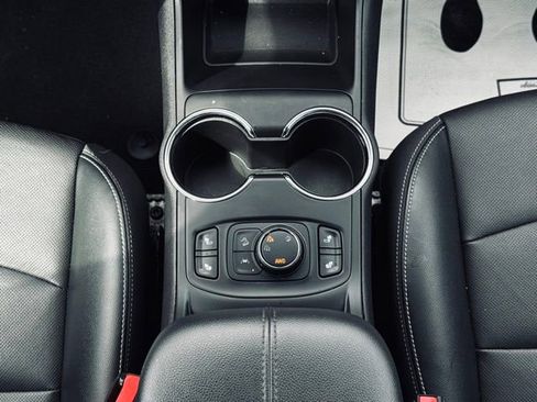 Used 2023 GMC Terrain SLT image 33