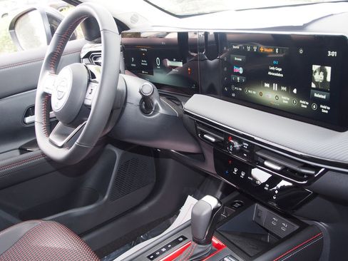 Used 2025 Nissan Kicks SR image 10