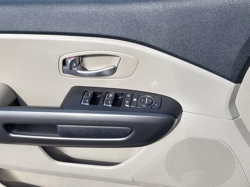 Used 2021 Kia Sedona LX image 8