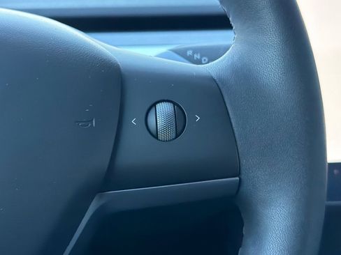 Used 2024 Tesla Model Y 2WD image 31