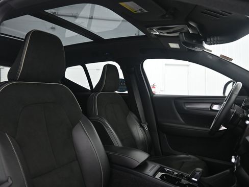 Used 2020 Volvo XC40 T5 R-Design image 37