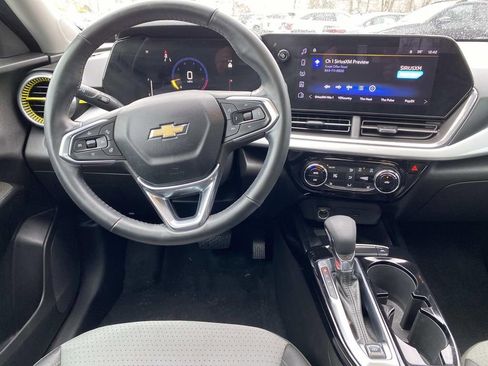 Used 2024 Chevrolet Trax LT w/ Sunroof Package image 12