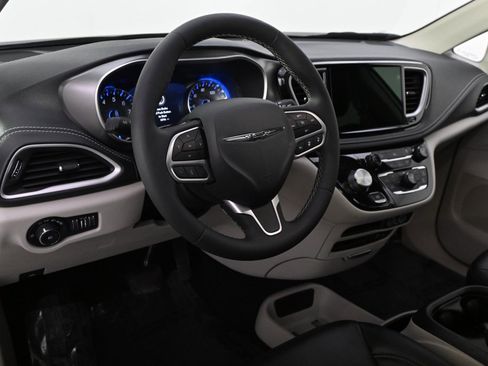 Used 2022 Chrysler Pacifica Touring-L image 11