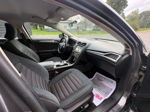 Used 2018 Ford Fusion SE w/ Fusion SE Technology Package FWD image 10