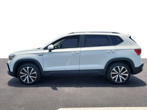 Used 2023 Volkswagen Taos SE w/ Panoramic Sunroof Package FWD image 5