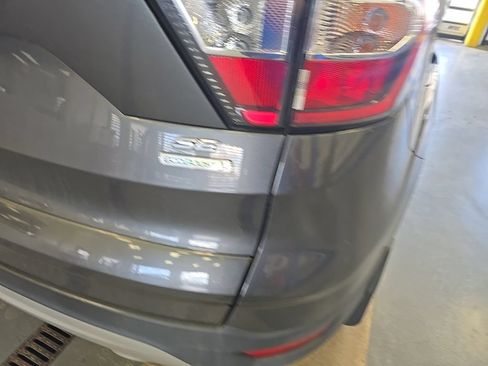 Used 2018 Ford Escape SE w/ Ford Safe & Smart Package FWD image 4