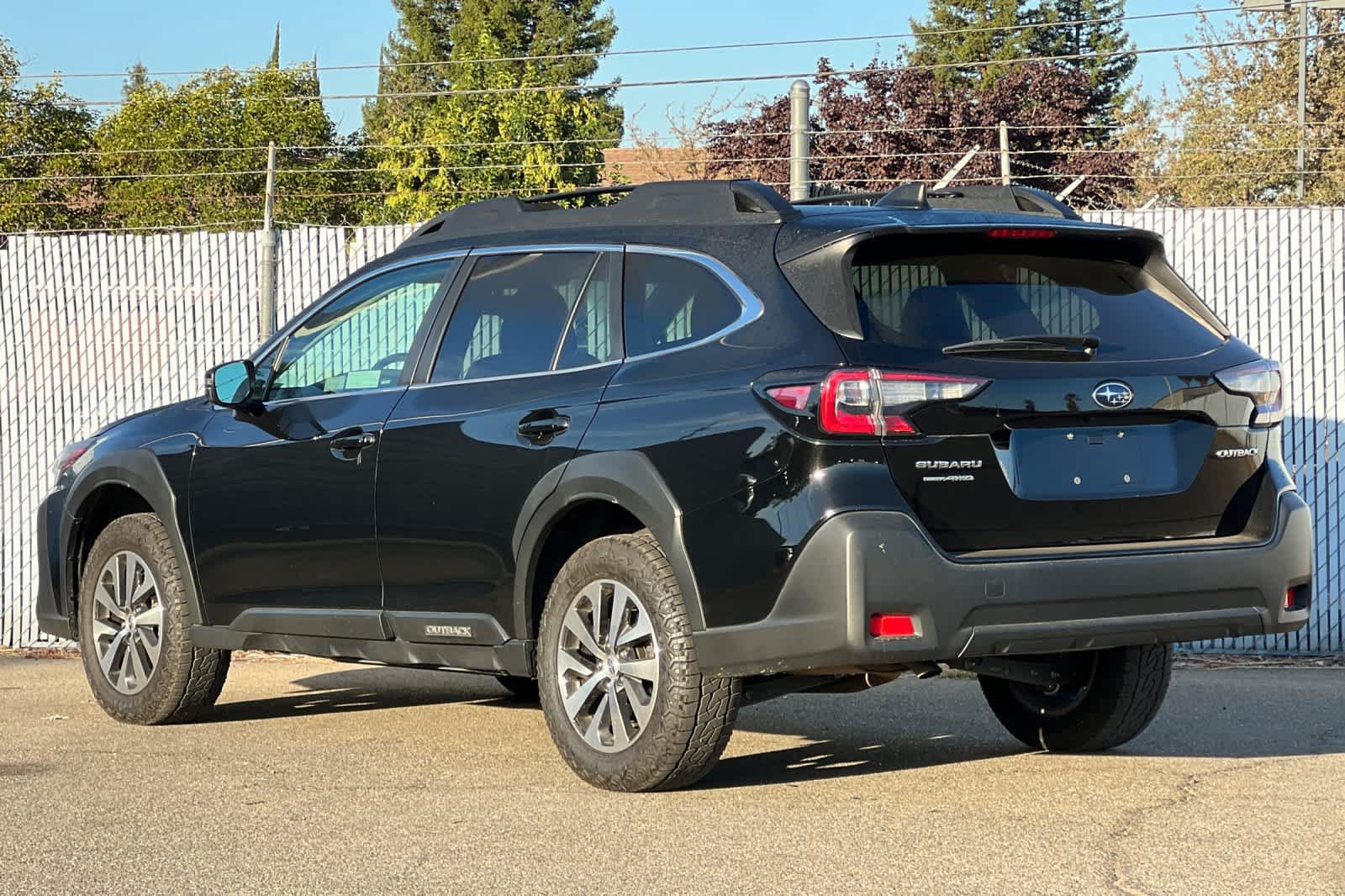 Used 2023 Subaru Outback Premium AWD/4WD image 5