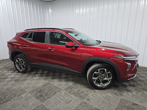 Used 2024 Chevrolet Trax LT w/ Sunroof Package image 1