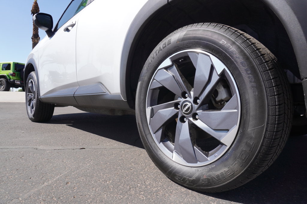 Certified 2025 Nissan Rogue SV FWD image 6