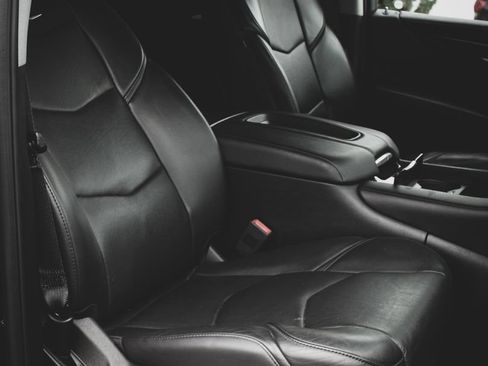 Used 2018 Cadillac Escalade Luxury AWD/4WD image 34