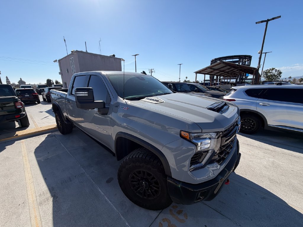 Used 2025 Chevrolet Silverado 2500 ZR2 AWD/4WD image 3
