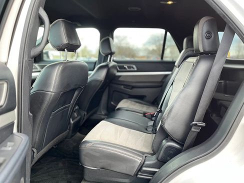 Used 2017 Ford Explorer XLT w/ Equipment Group 202A FWD image 12