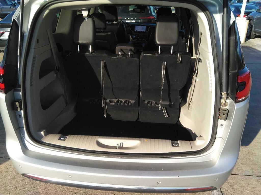 Used 2024 Chrysler Pacifica Touring-L FWD image 3