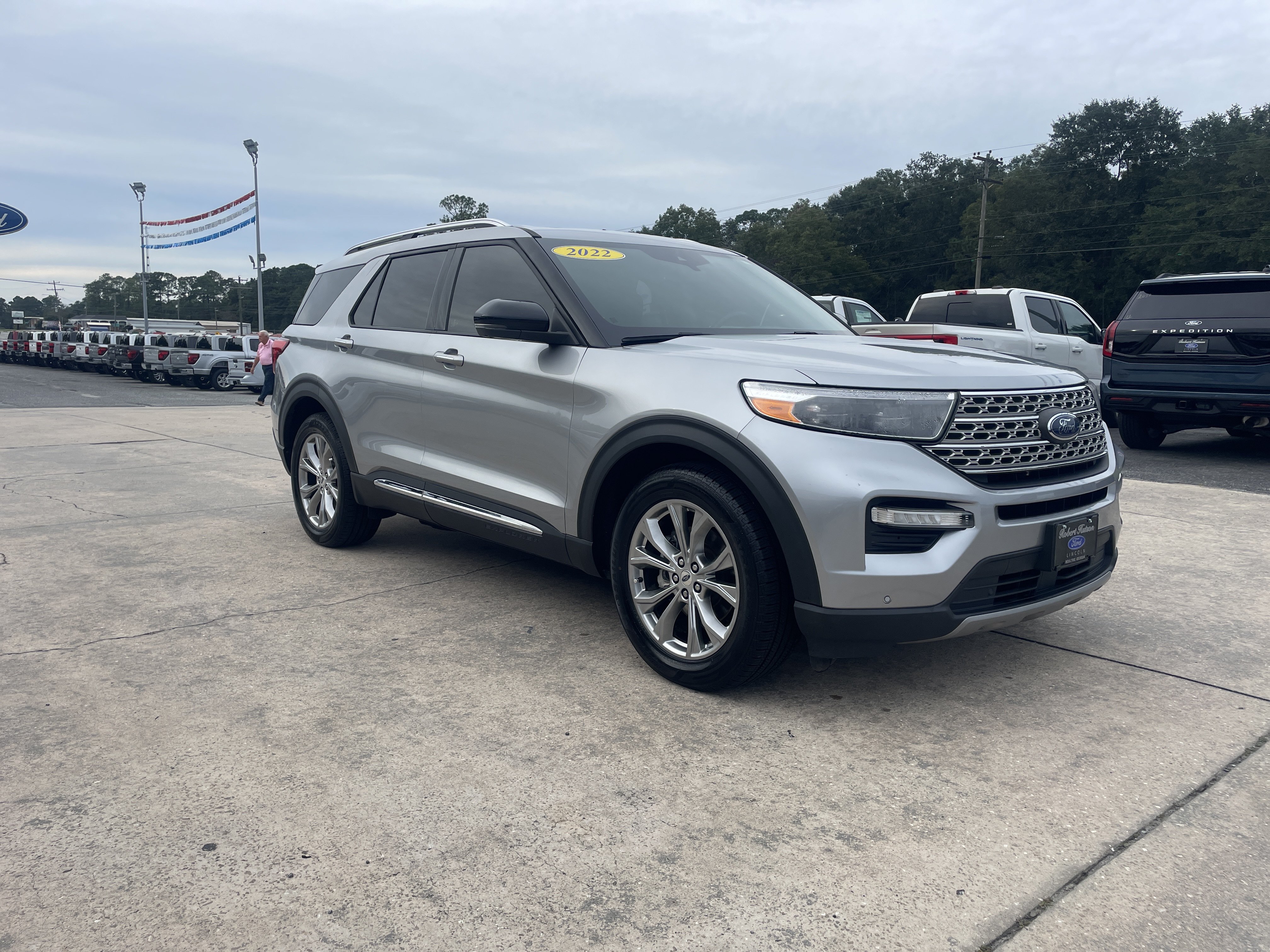 Used 2022 Ford Explorer Limited w/ Equipment Group 301A RWD image 4