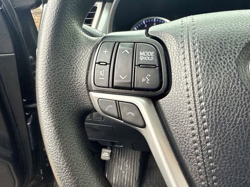 Used 2019 Toyota Highlander LE image 28