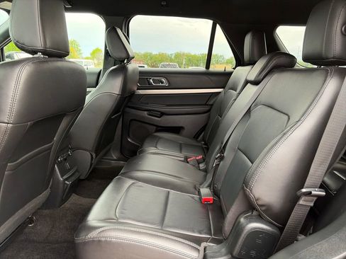 Used 2018 Ford Explorer XLT w/ Equipment Group 202A AWD/4WD image 27