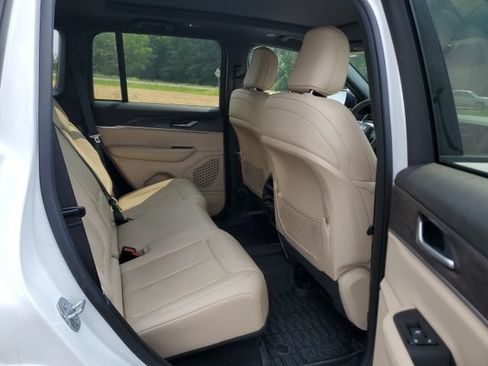 Used 2023 Jeep Grand Cherokee Limited AWD/4WD image 23
