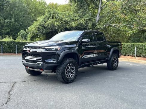 Used 2026 Chevrolet Colorado ZR2 w/ Technology Package AWD/4WD image 2