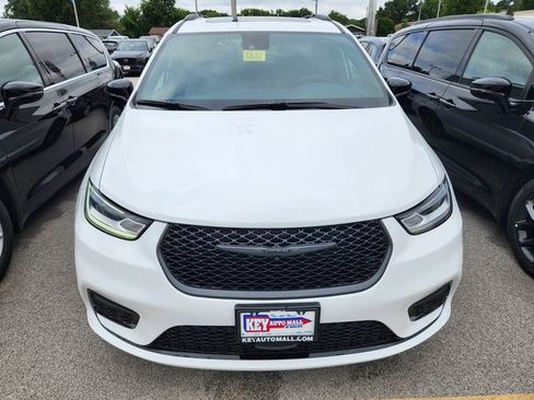 New 2026 Chrysler Pacifica Limited w/ S Appearance Package image 2