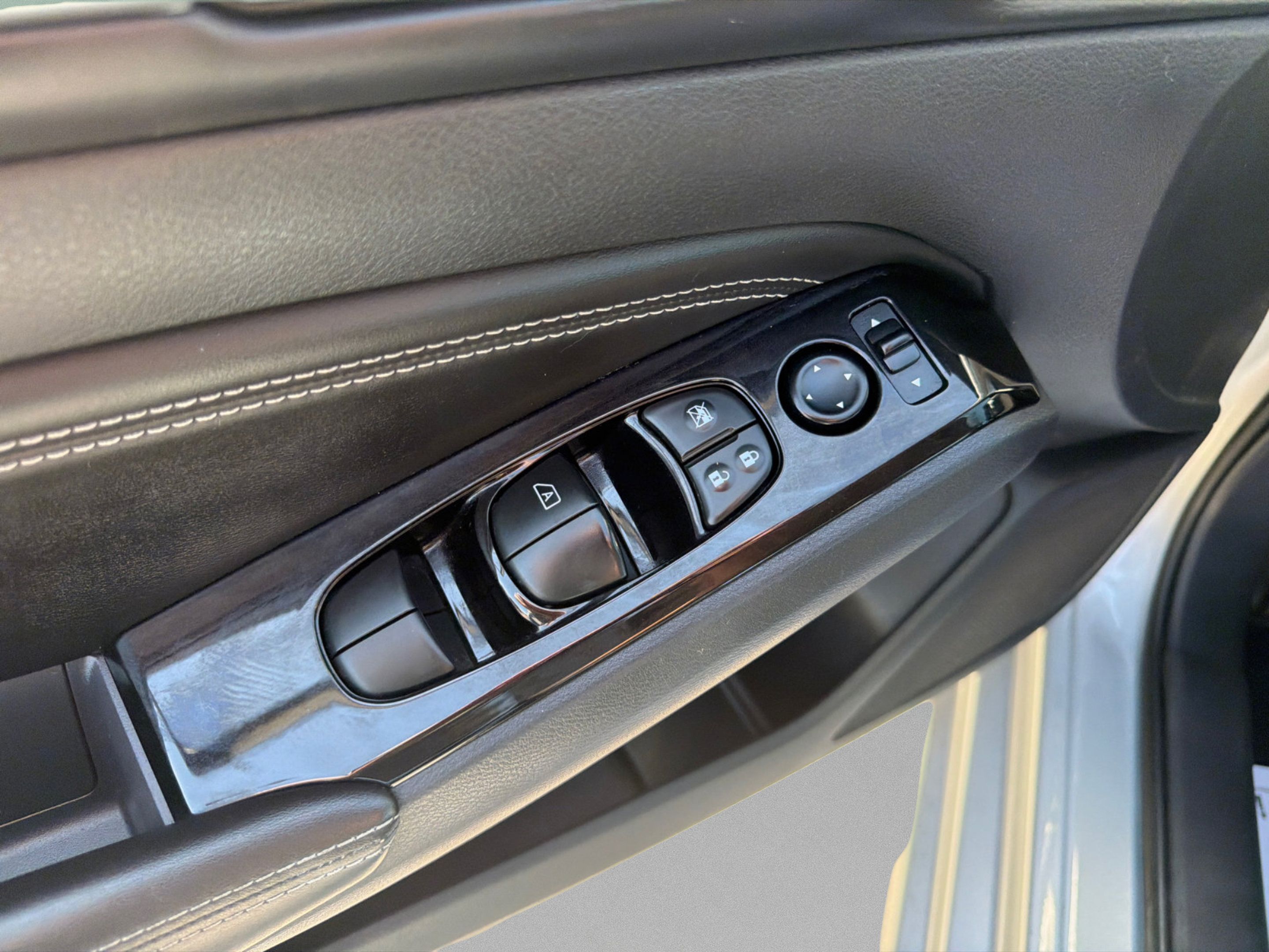 Used 2023 Nissan Altima 2.5 SV w/ SV Premium Package FWD image 16
