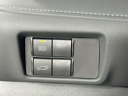 Used 2023 Toyota Highlander XLE image 10