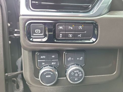 Used 2025 GMC Yukon XL Denali AWD/4WD image 19
