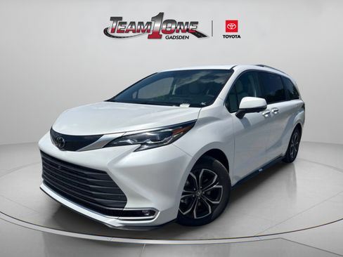 Used 2026 Toyota Sienna Platinum AWD/4WD image 4