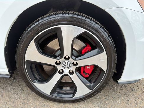 Used 2017 Volkswagen GTI SE image 17