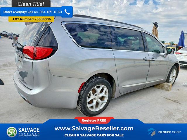 Used 2017 Chrysler Pacifica Touring-L w/ Tire & Wheel Group FWD image 4