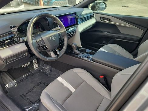 Used 2025 Toyota Camry SE image 9