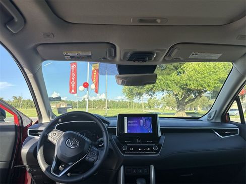 Used 2025 Toyota Corolla Cross XLE image 30