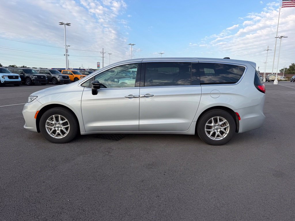 Used 2024 Chrysler Pacifica Touring-L FWD image 9