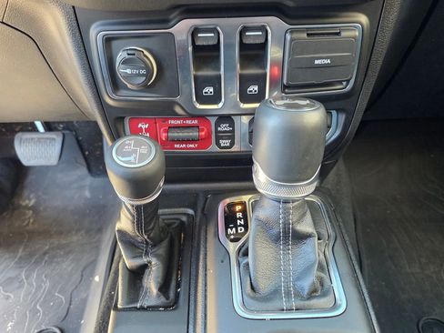 Used 2024 Jeep Wrangler Rubicon image 15