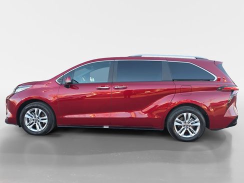 Used 2025 Toyota Sienna Limited image 2