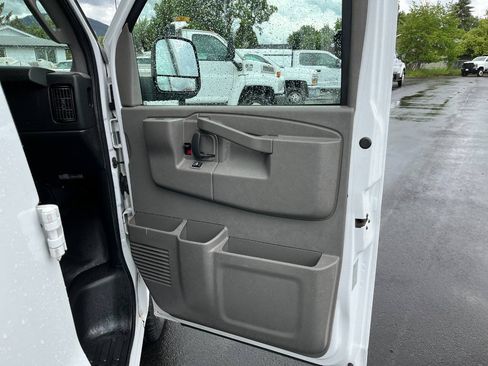 Used 2018 Chevrolet Express 2500 w/ Driver Convenience Package RWD image 19