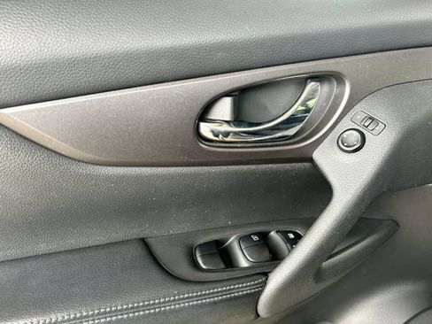 Used 2016 Nissan Rogue S AWD/4WD image 21