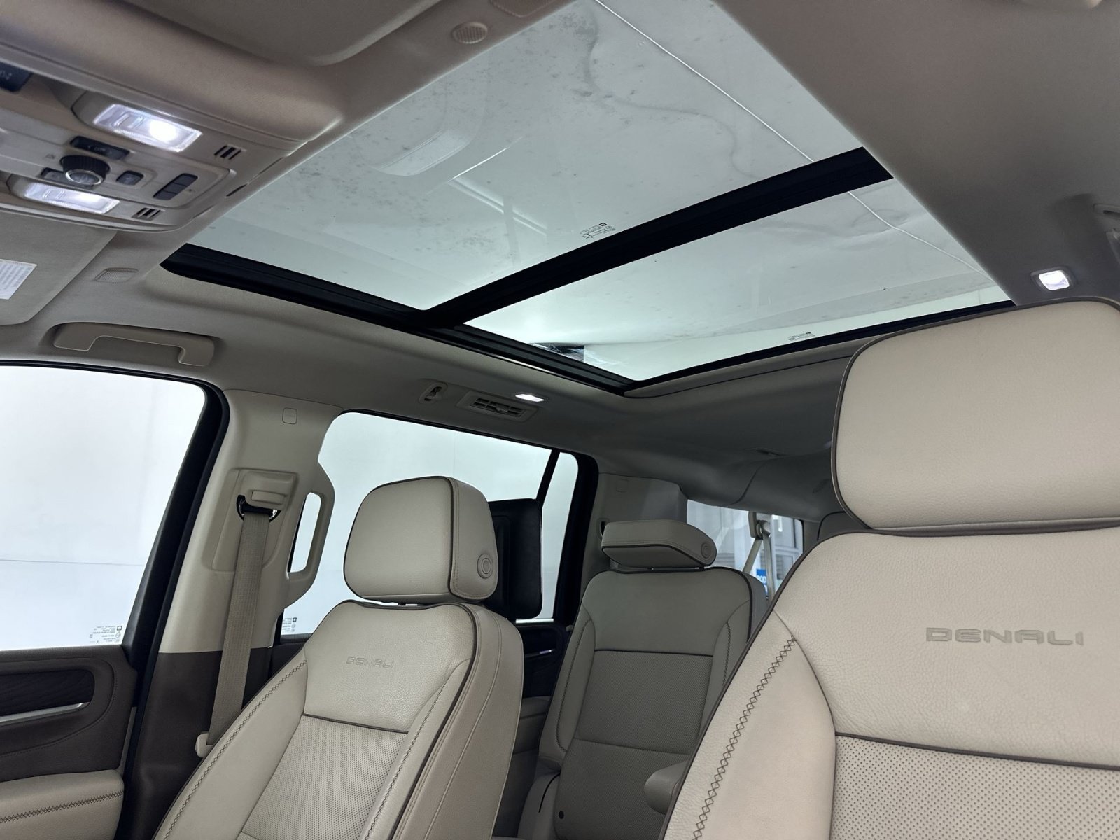 Used 2021 GMC Yukon XL Denali w/ Denali Premium Package AWD/4WD image 24