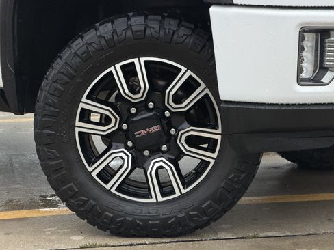 Used 2023 GMC Sierra 2500 AT4 w/ AT4 Premium Plus Package AWD/4WD image 3
