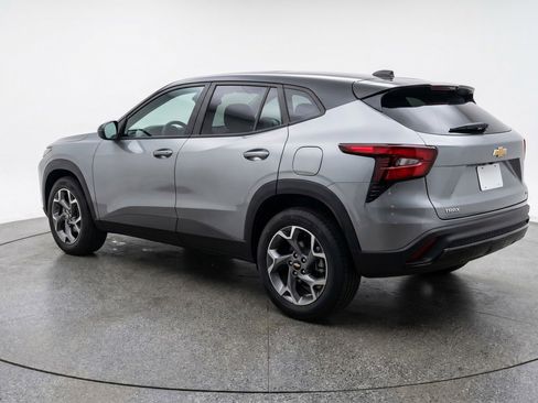 Used 2025 Chevrolet Trax LT FWD image 6