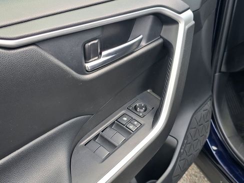 Used 2020 Toyota RAV4 XLE AWD/4WD image 11