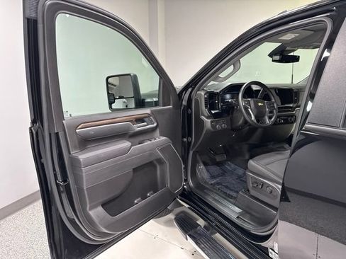 Used 2025 Chevrolet Silverado 2500 LT w/ Convenience Package AWD/4WD image 9