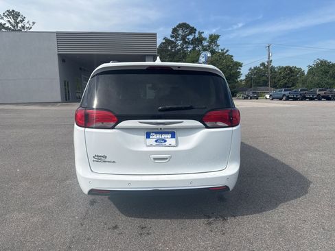 Used 2020 Chrysler Pacifica Touring-L FWD image 6