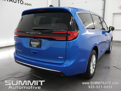 New 2027 Chrysler Pacifica Select AWD/4WD image 5