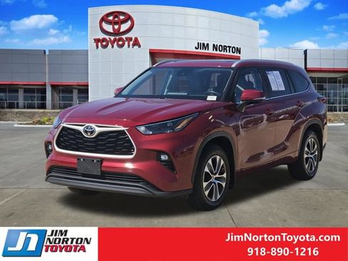 Used 2023 Toyota Highlander XLE FWD image 3